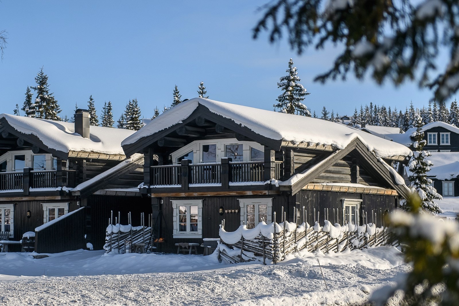 En ekstern bod på 5 m² gir praktisk oppbevaring av ski og utstyr. Galleribilde