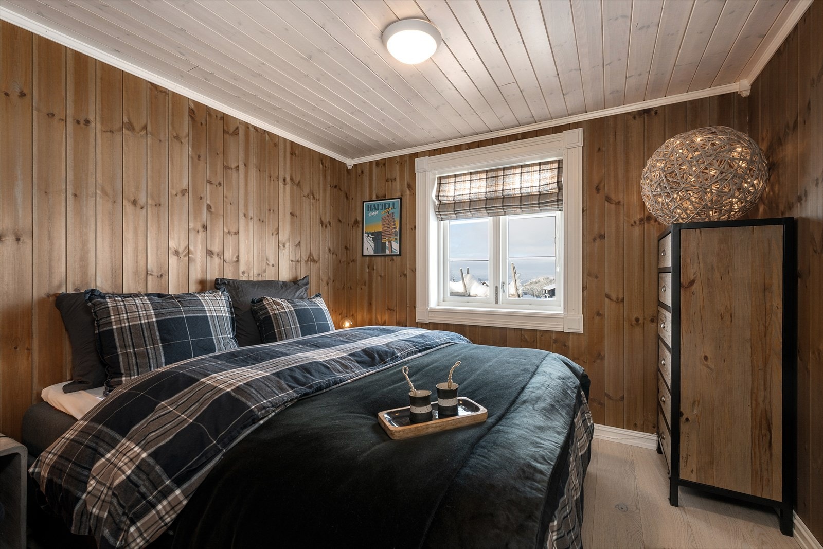 Alle soverommene har 1-stavs parkett på gulv og behandlet trepanel på vegger og i himling. Galleribilde