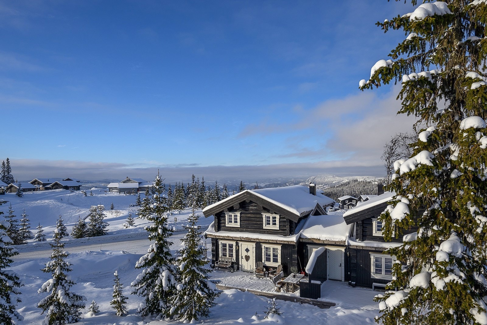 Beliggenheten i lett skrånet terreng gir en god plassering. Nærmeste dagligvare, Joker, er en kort spasertur unna. Galleribilde