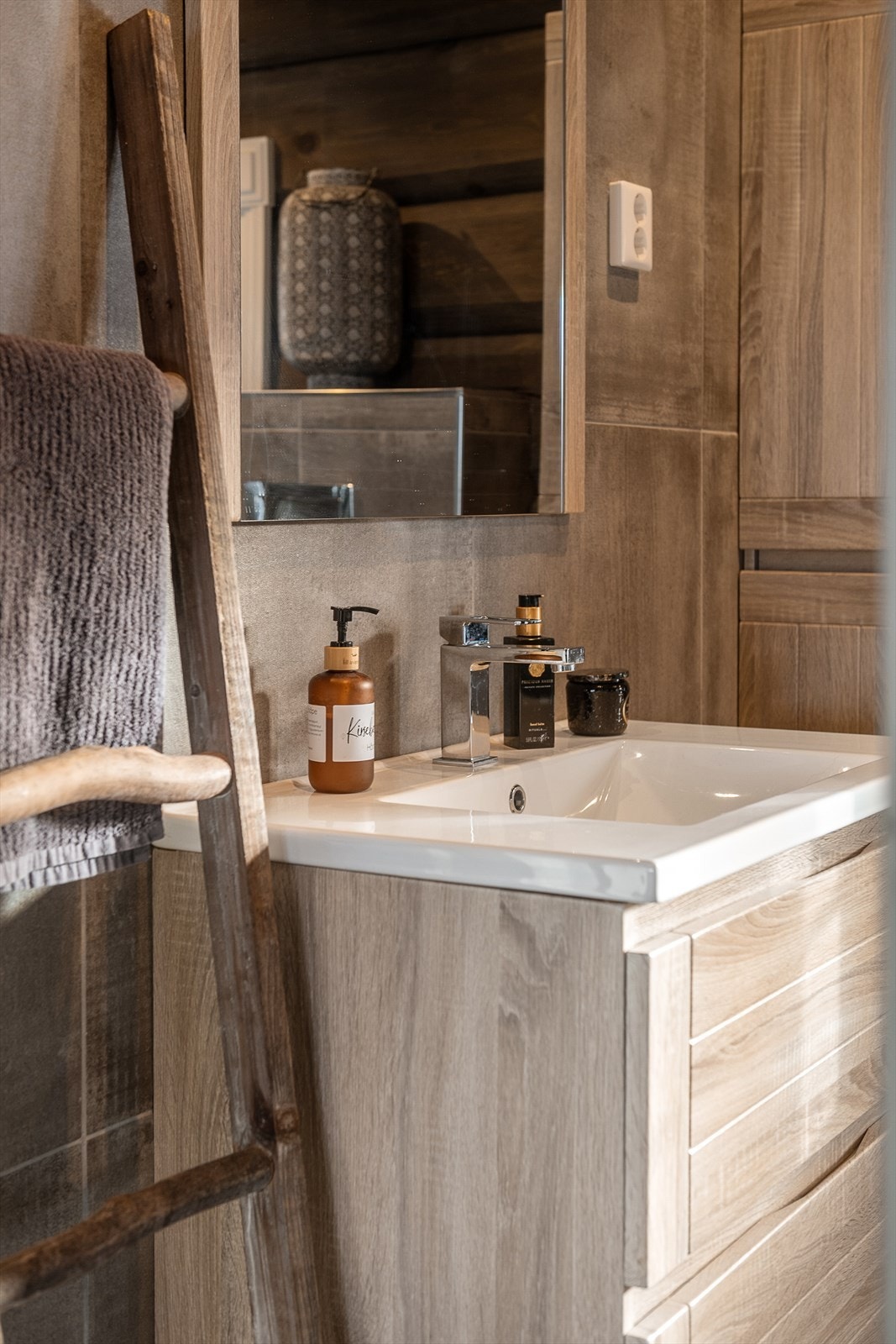 Baderomsinnredning med slette fronter og nedfelt servant med ett-greps blandebatteri. Galleribilde