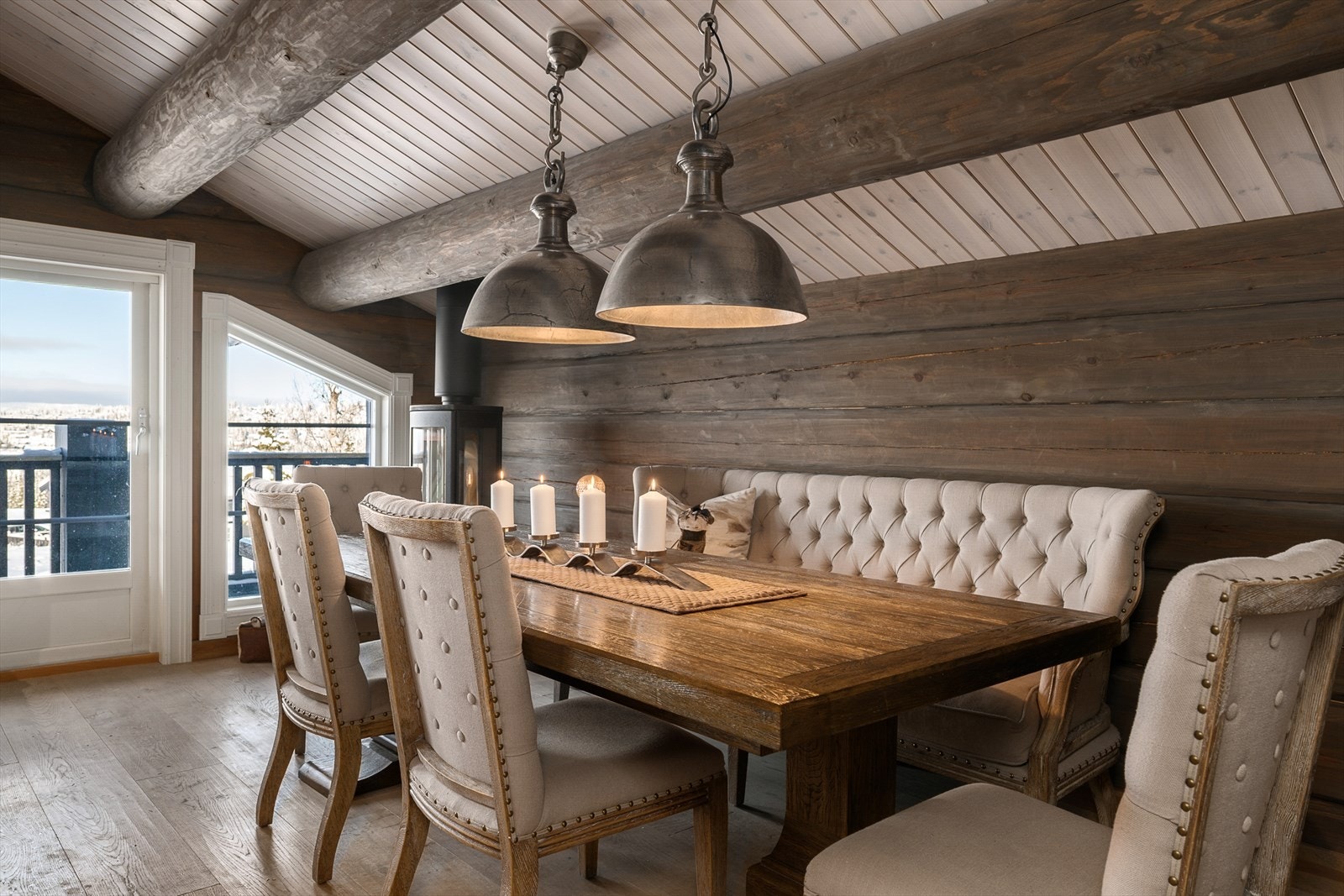 Spisestuen blir et naturlig samlingspunkt for måltider med familie og venner. Galleribilde