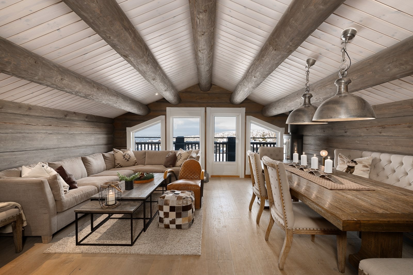 Behandlet tømmer på veggene og synlige åser i himlingen skaper en lun og autentisk hytteatmosfære. Galleribilde