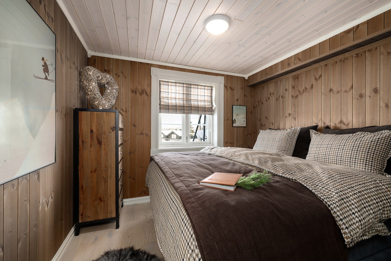 Hovedsoverommene gir god plass til dobbeltseng og oppbevaringsmøbler. Galleribilde