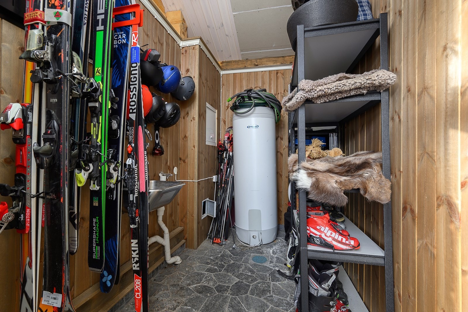 Praktisk bod med varmtvannsbereder på ca. 300 liter og fordelerskap for rør-i-rør-systemet. Galleribilde