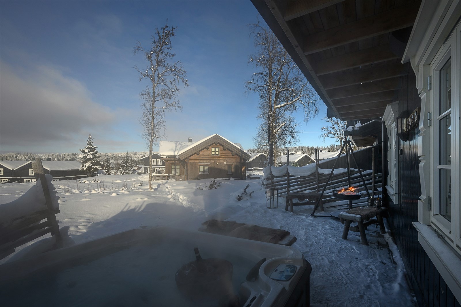 Jacuzziet er perfekt integrert i det store, vestvendte terrasseområdet. Galleribilde