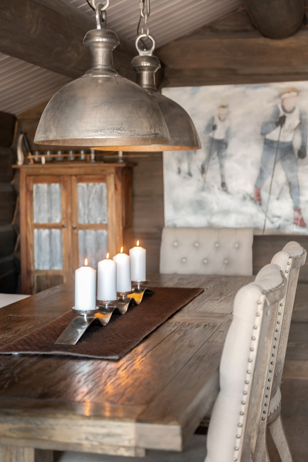 De robuste taklampene komplementerer den rustikke stilen. Galleribilde