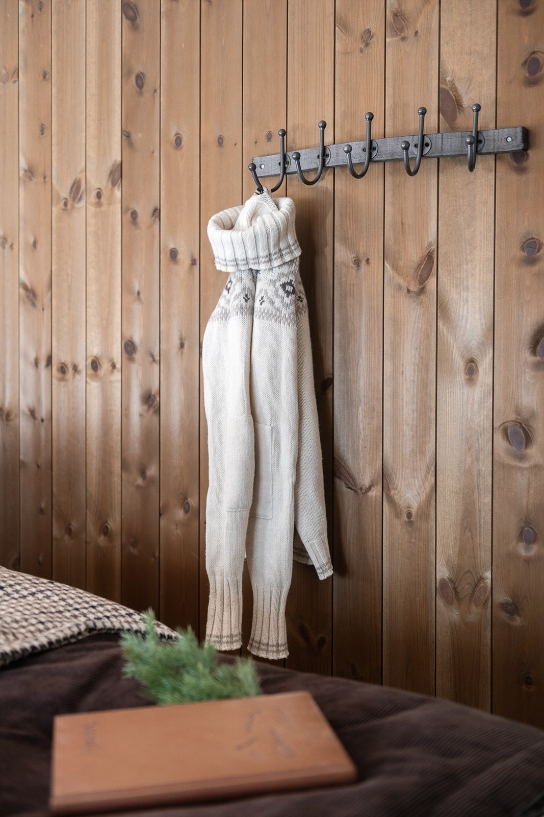 Gjennomgående materialvalg og fine detaljer preger hele hytta. Galleribilde