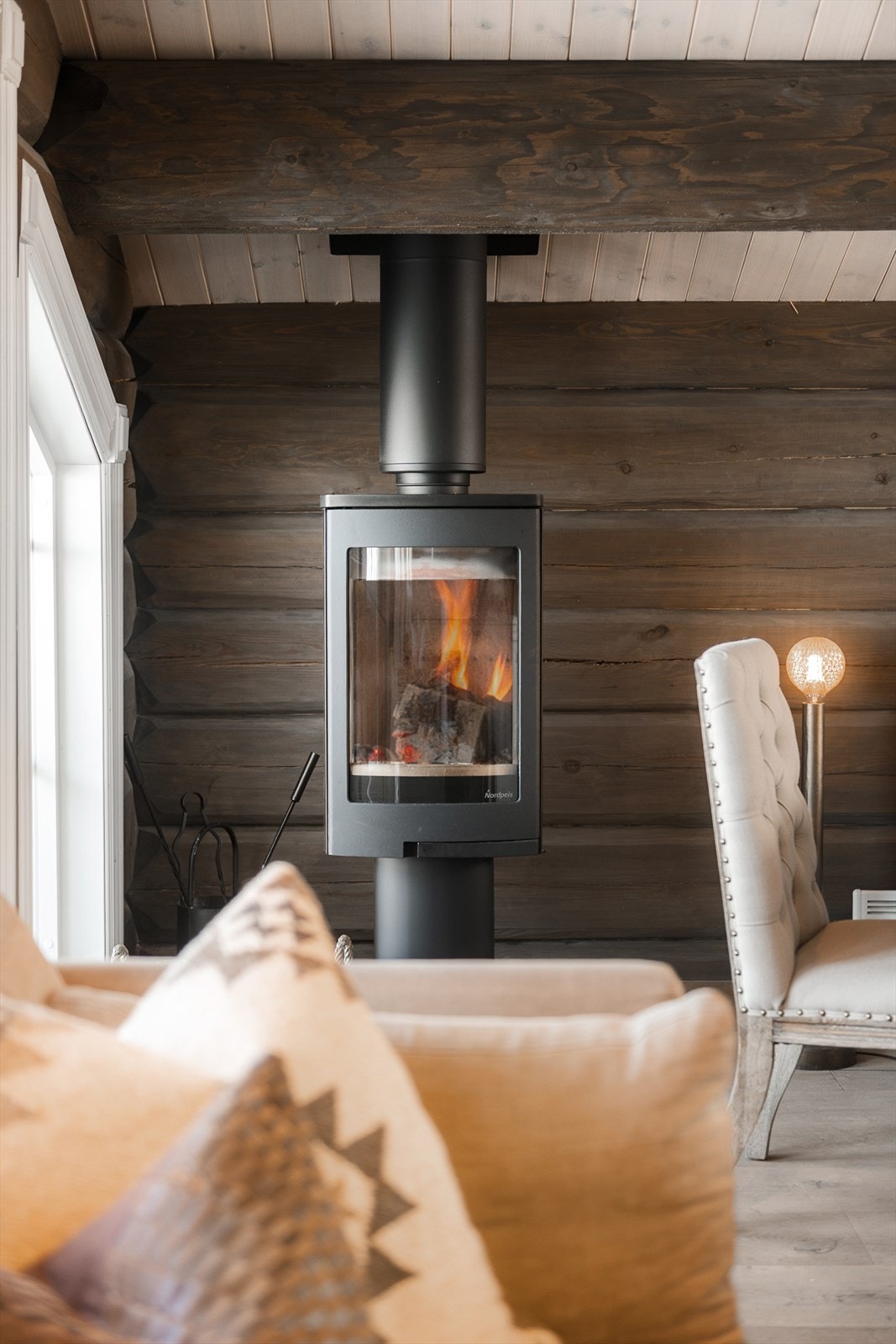 Den moderne peisovnen er både effektiv og sentralt plassert i rommet. Galleribilde