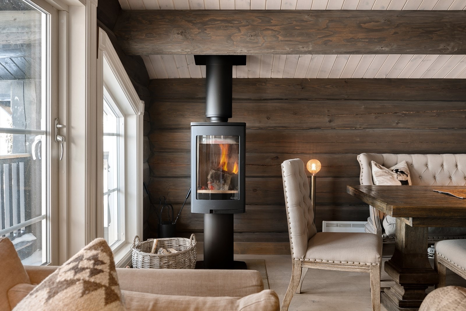 Det lukkede ildstedet fra byggeår gir ekstra varme og hygge etter en lang dag ute. Galleribilde