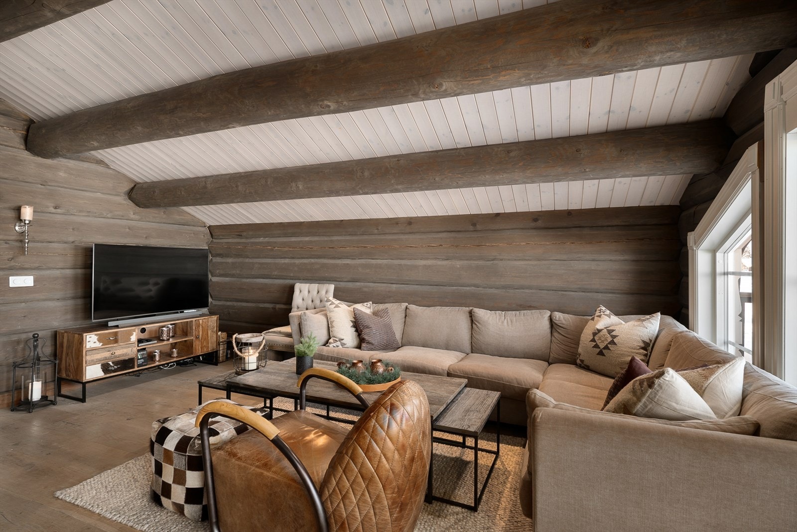 Stuen har 1-stavs parkett på gulvet og god plass for både avslapning og sosiale sammenkomster. Galleribilde