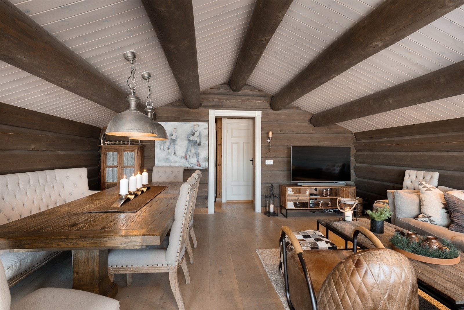 Stuen har flere gode møbleringsmuligheter for både sittegruppe og spisemøbler. Galleribilde