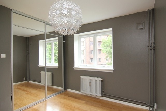 Soverom med plass til en dobbelseng. Godt med lagringsplass i skyvedørsgarderobe. Galleribilde