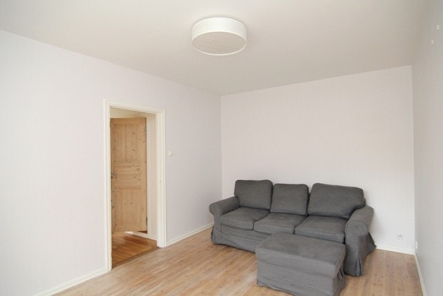 Lys stue med plass til sofa og tv. Galleribilde