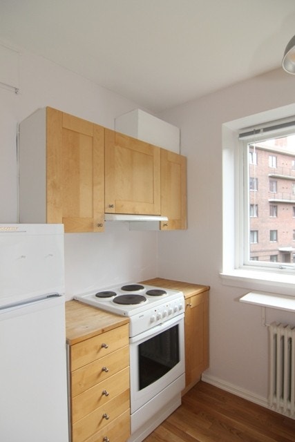 Lyst kjøkken med stort vindu. Galleribilde