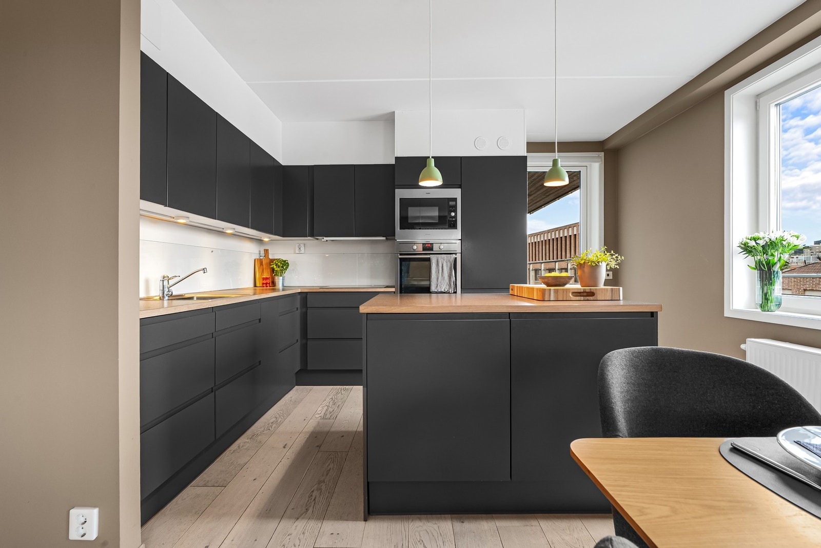 Lekkert og moderne kjøkken! De integrerte hvitevarene er fra kvalitetsmerket AEG og medfølger handelen. Galleribilde