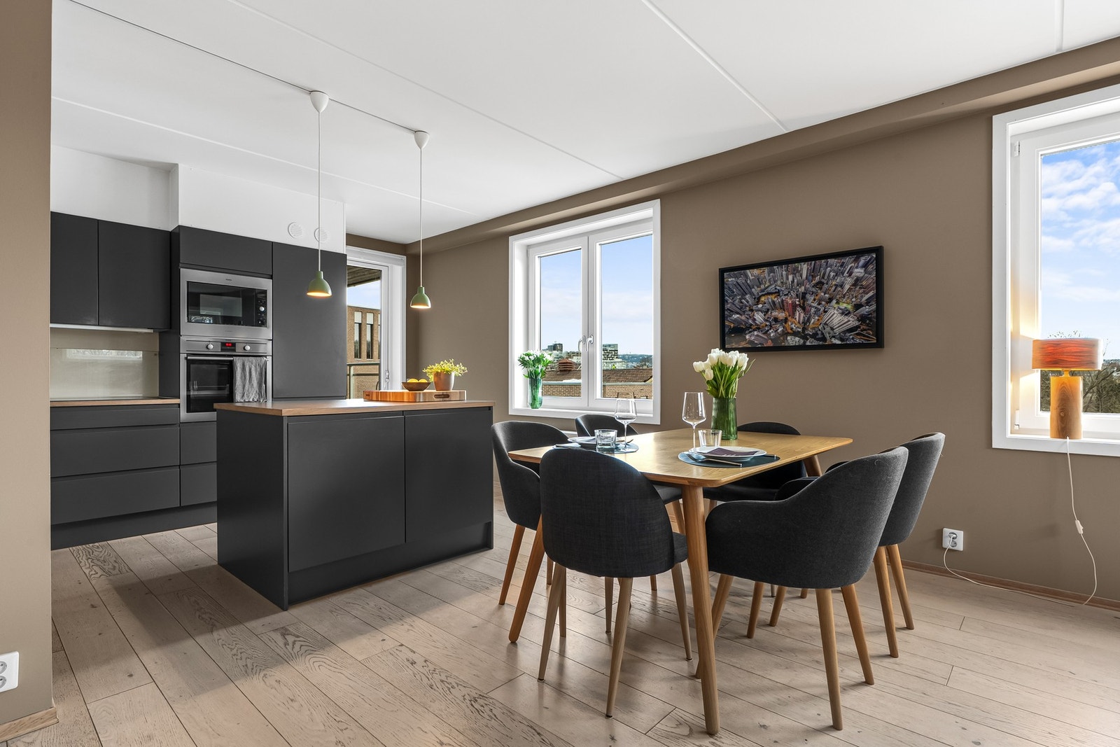 Kjøkkenøyen gir deg bedre arbeidsflyt mellom arbeidssonene og er et sosialt midtpunkt. Galleribilde