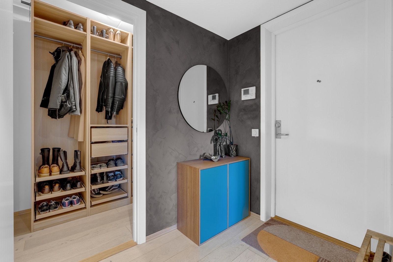 Når du kommer inn i boligen, er det første du møter en lys og romslig entré. Galleribilde