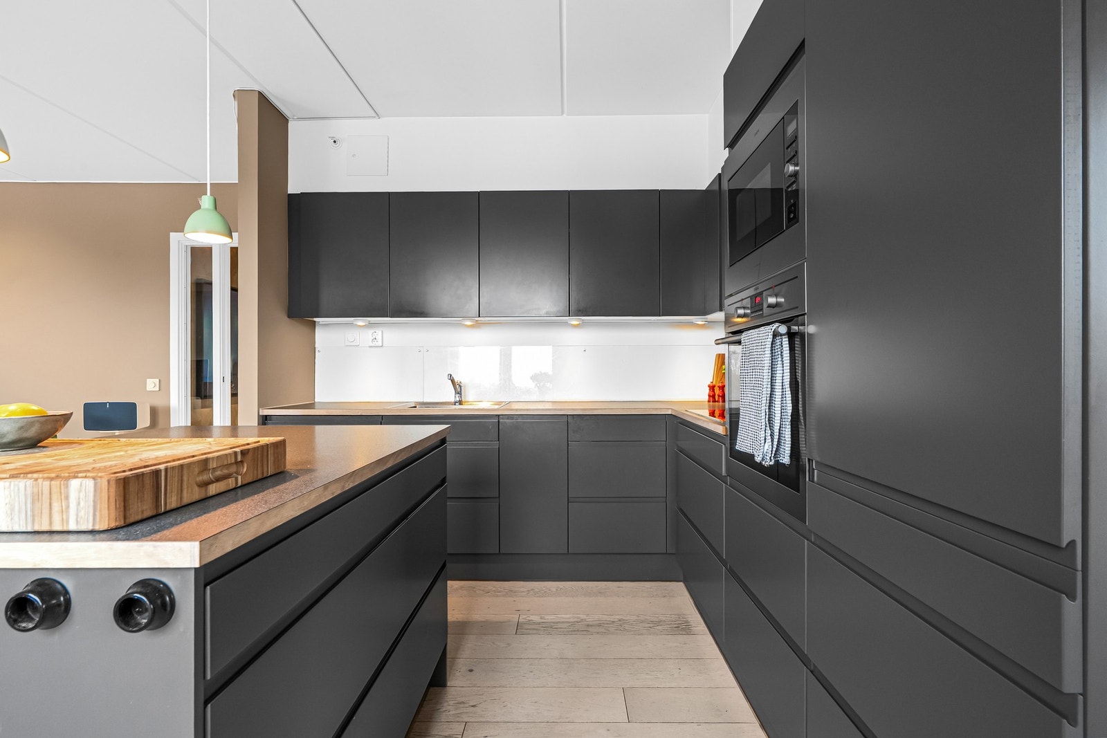 Under overskapene er det belysning og stikkontaker. Galleribilde