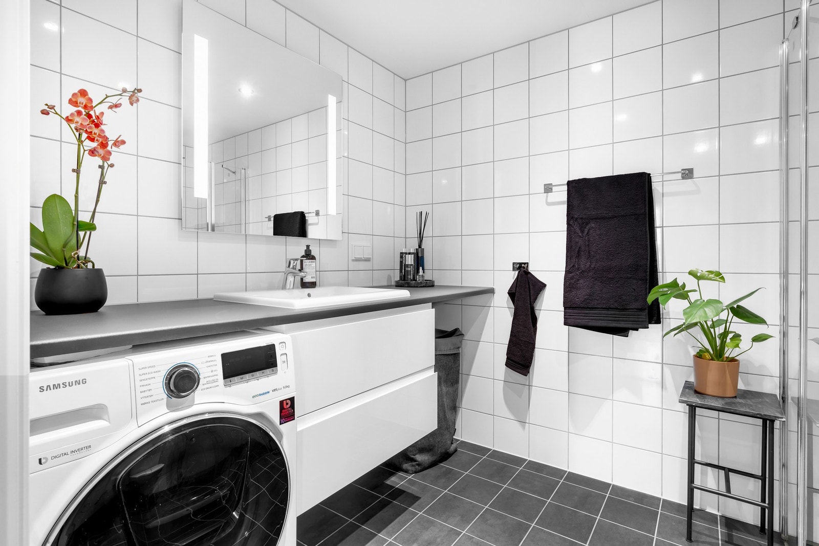 Badet er tidløst, praktisk og romslig. Her får man en behagelig start på dagen med gulvvarme og godt albuerom. Galleribilde