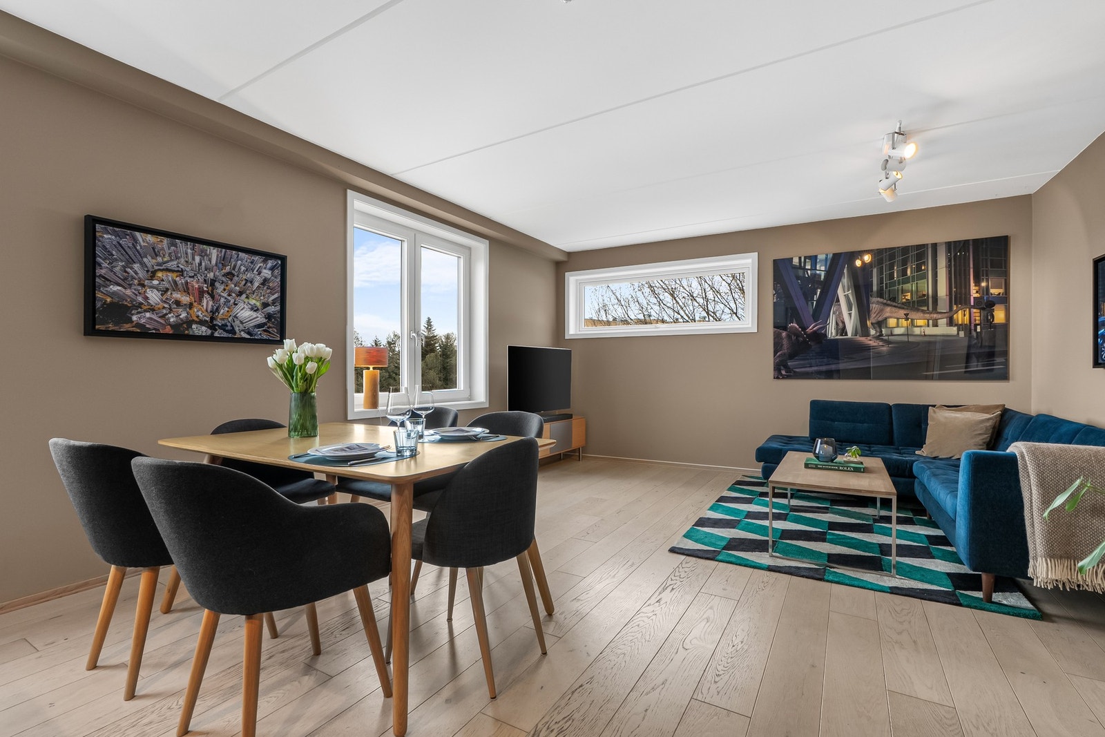 Du har plass til både sofagruppe, spisebord og TV med tilhørende møblement. Galleribilde