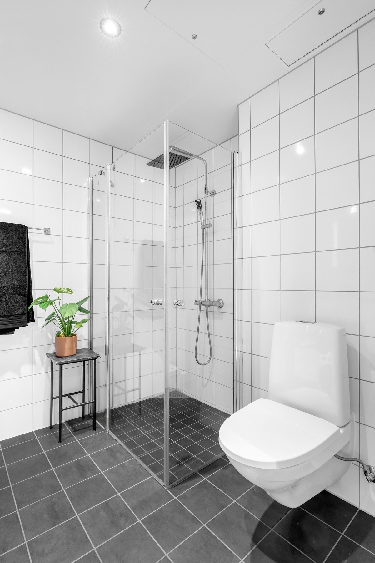 Baderommet er fra byggeår (2014), men er oppgradert i 2019 med ny membran og fliser på to vegger tilknyttet dusjhjørne. Varmtvann er inkludert i felleskostnadene. Galleribilde