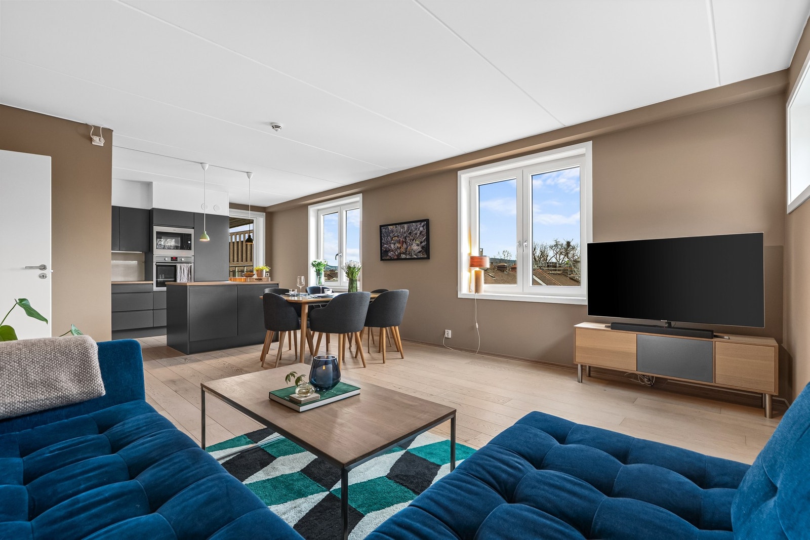 Stuen har store vindusflater som gir godt med lys i boligen. Galleribilde