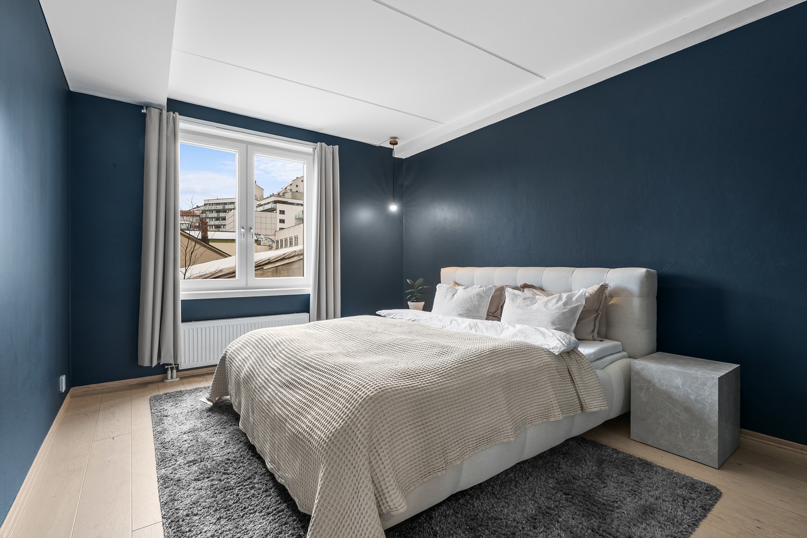 Hovedsoverommet er romslig og med god plass til dobbeltseng, nattbord på hver side og garderobeskap. Galleribilde