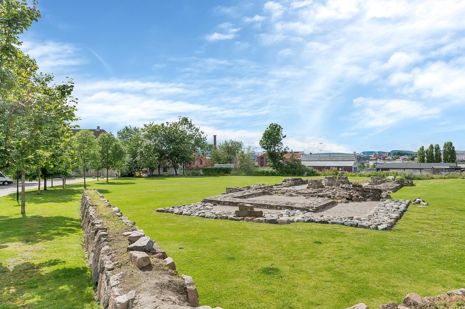 Det er gangavstand til Middelalderparken, hvor du finner historiske Ruinparken som også er under oppgradering. Galleribilde