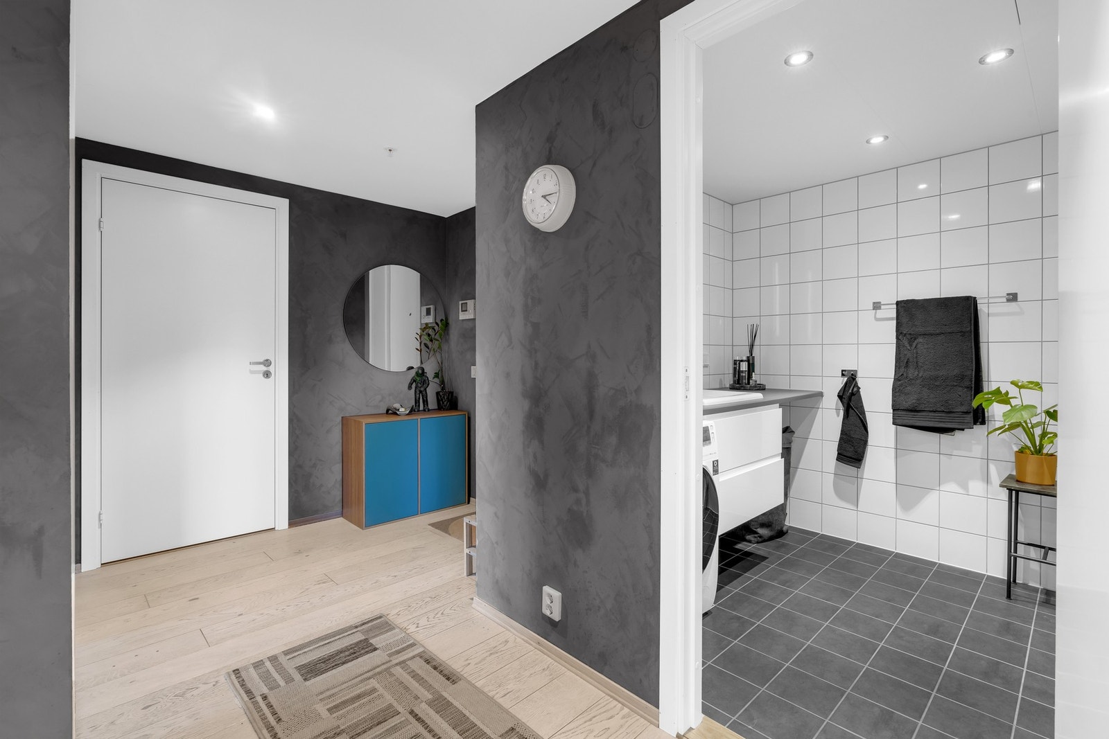 Himlingen på badet og i entreen er nedsenket med dimbare downlights. Galleribilde