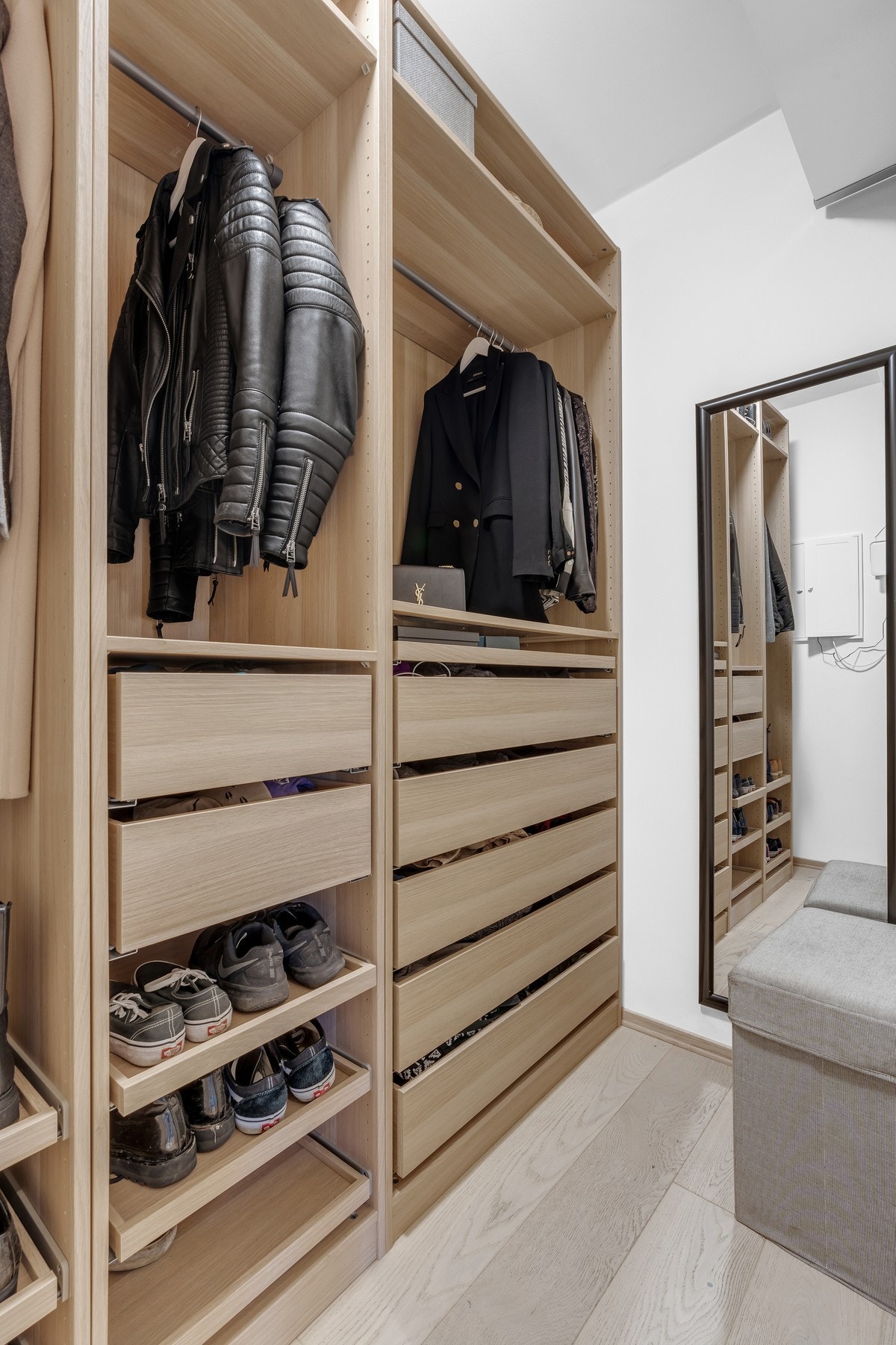 Fra entreen er det adkomst til et walk-in closet på 3 kvm med praktisk garderobeløsning. Galleribilde