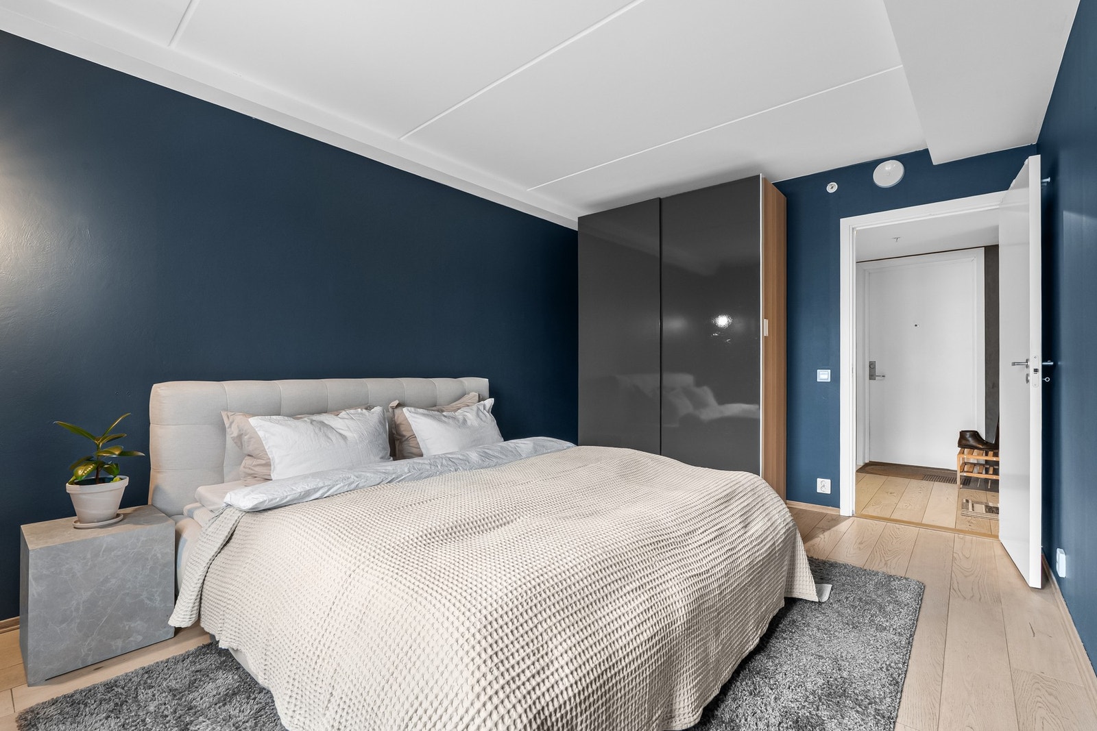 Skyvedørsgarderoben medfølger handelen. Galleribilde