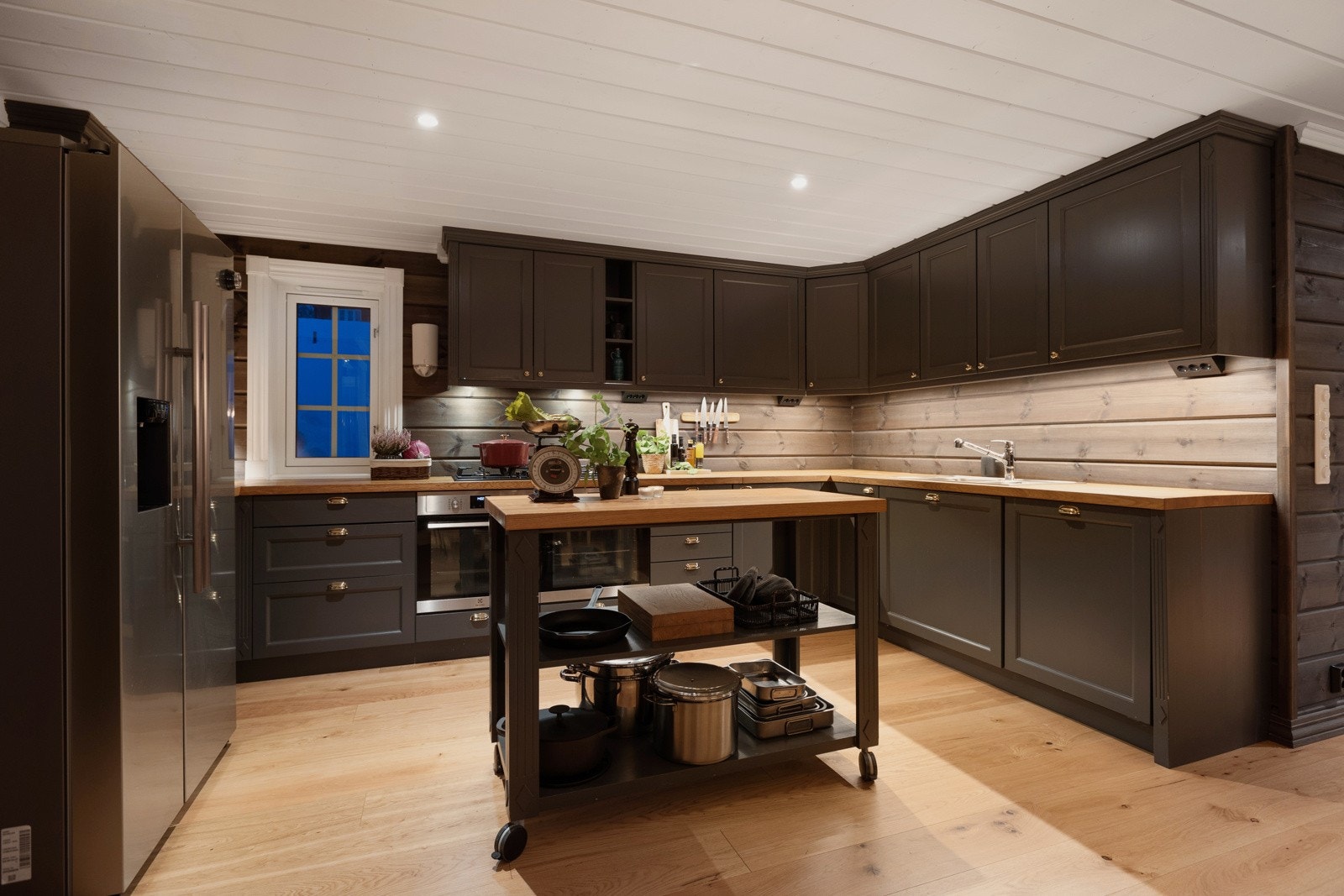 En lavstøy kjøkkenvifte er en eksklusiv funksjon som bidrar til en stille og behagelig arbeidsplass samt to stekeovner gir ekstra kapasitet for matlaging og gjør det enklere å lage flere retter samtidig. Galleribilde