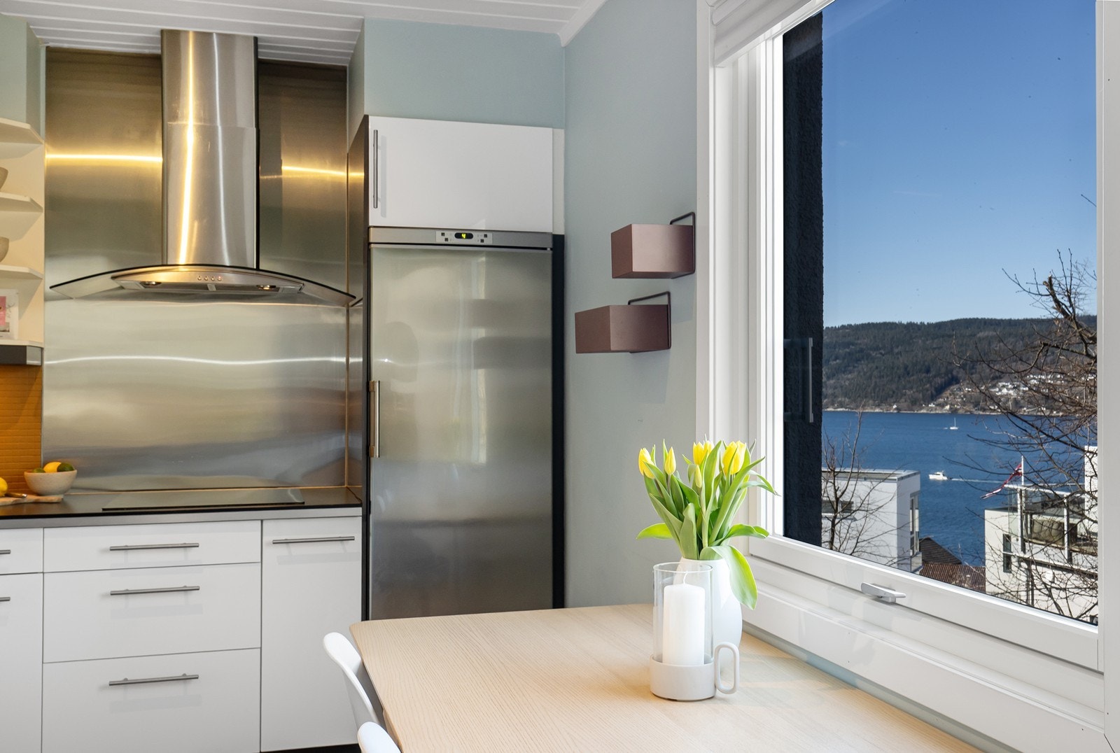 Fra frokostbordet kan du følge båtlivet på fjorden Galleribilde