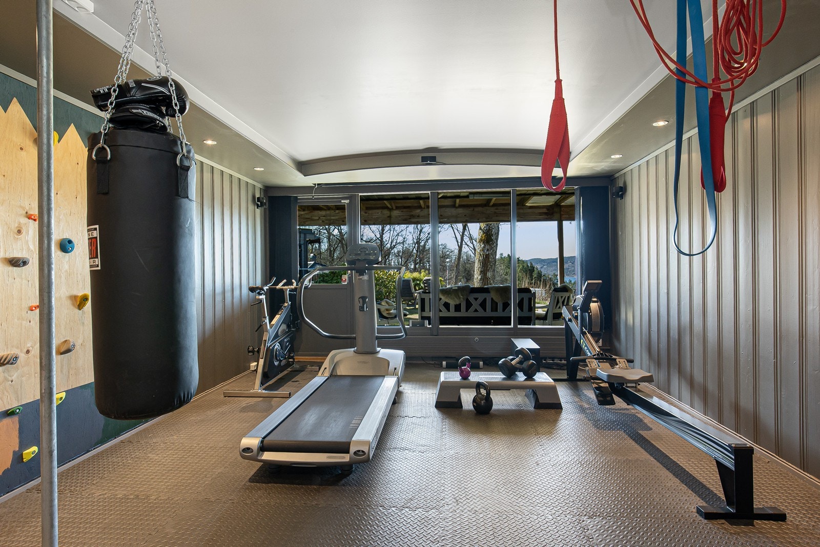 Stort hobby/treningsrom innenfor hallen og med utgang til terrasseplatting Galleribilde