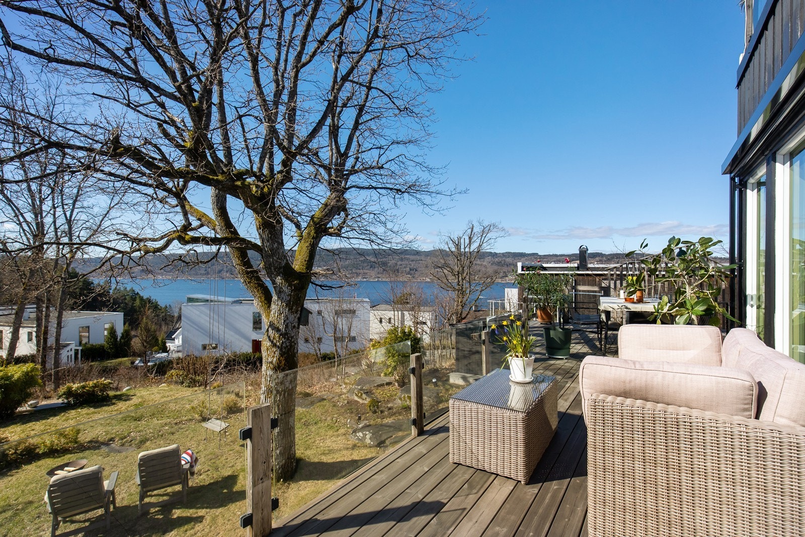 Vestvendt terrasse med plass til flere sittegrupper Galleribilde