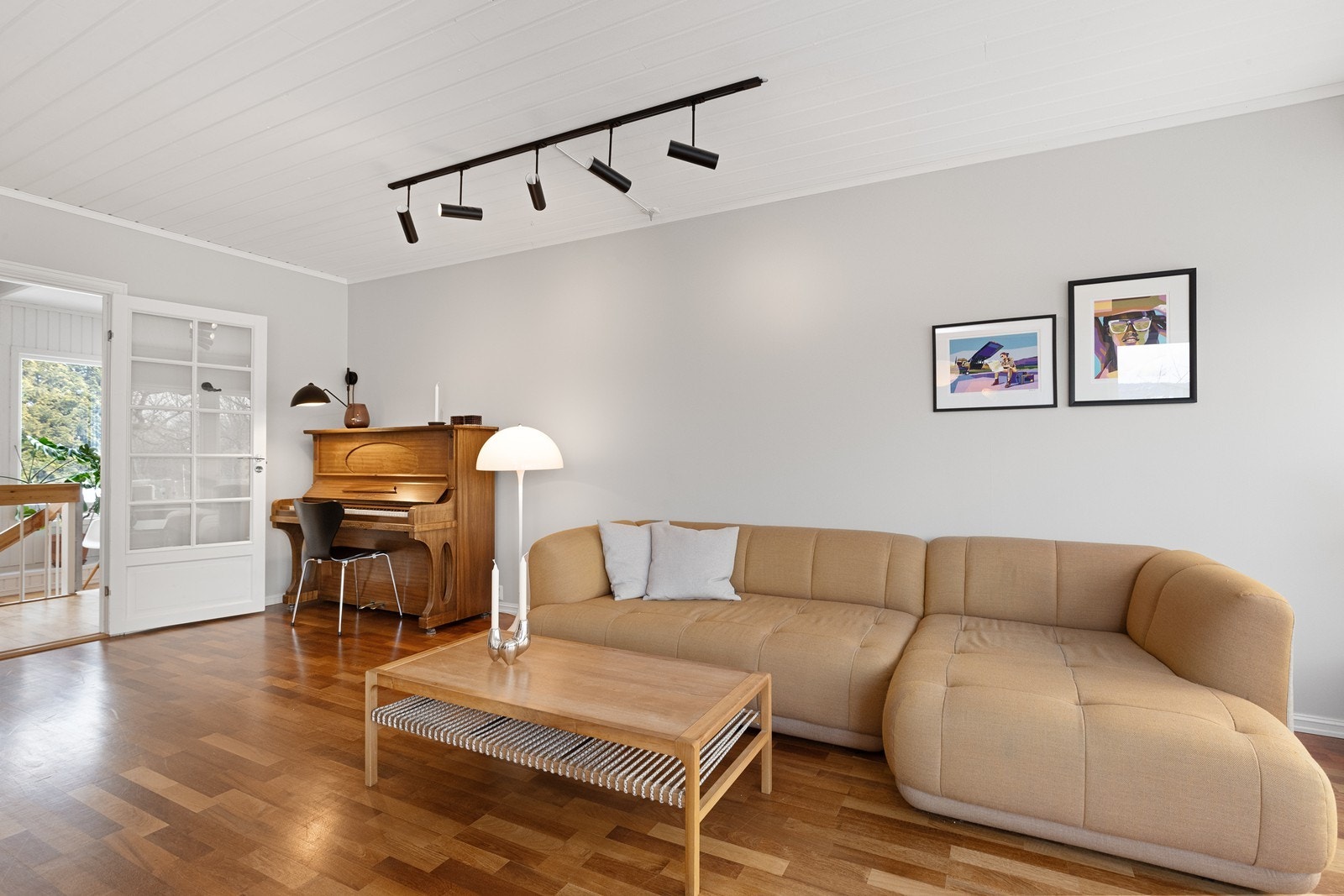 Lys og romslig stue med adkomst fra trappehallen Galleribilde