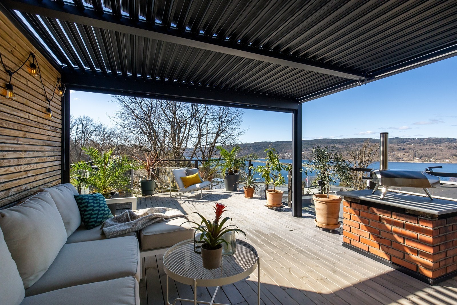 Terrasse fra 2010 på ca. 29 m² med etablert pergola på ca. halve terrassen Galleribilde