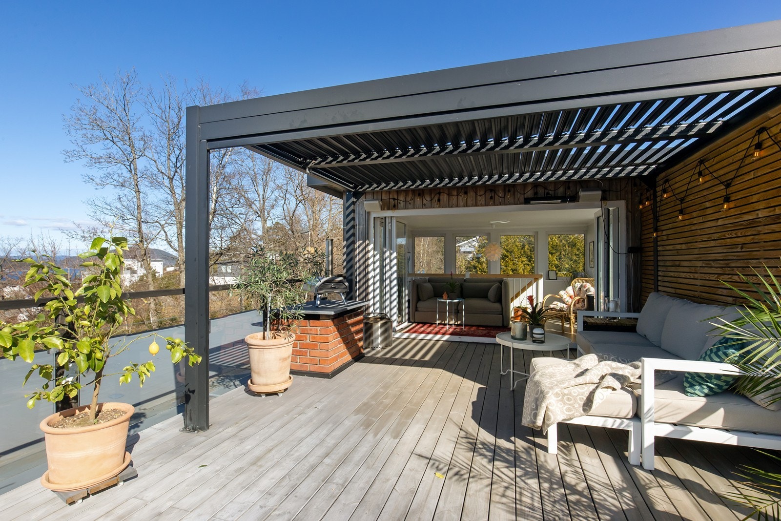 Perfekt uterom for sosiale sammenkomster eller en avslappende dag på terrassen Galleribilde