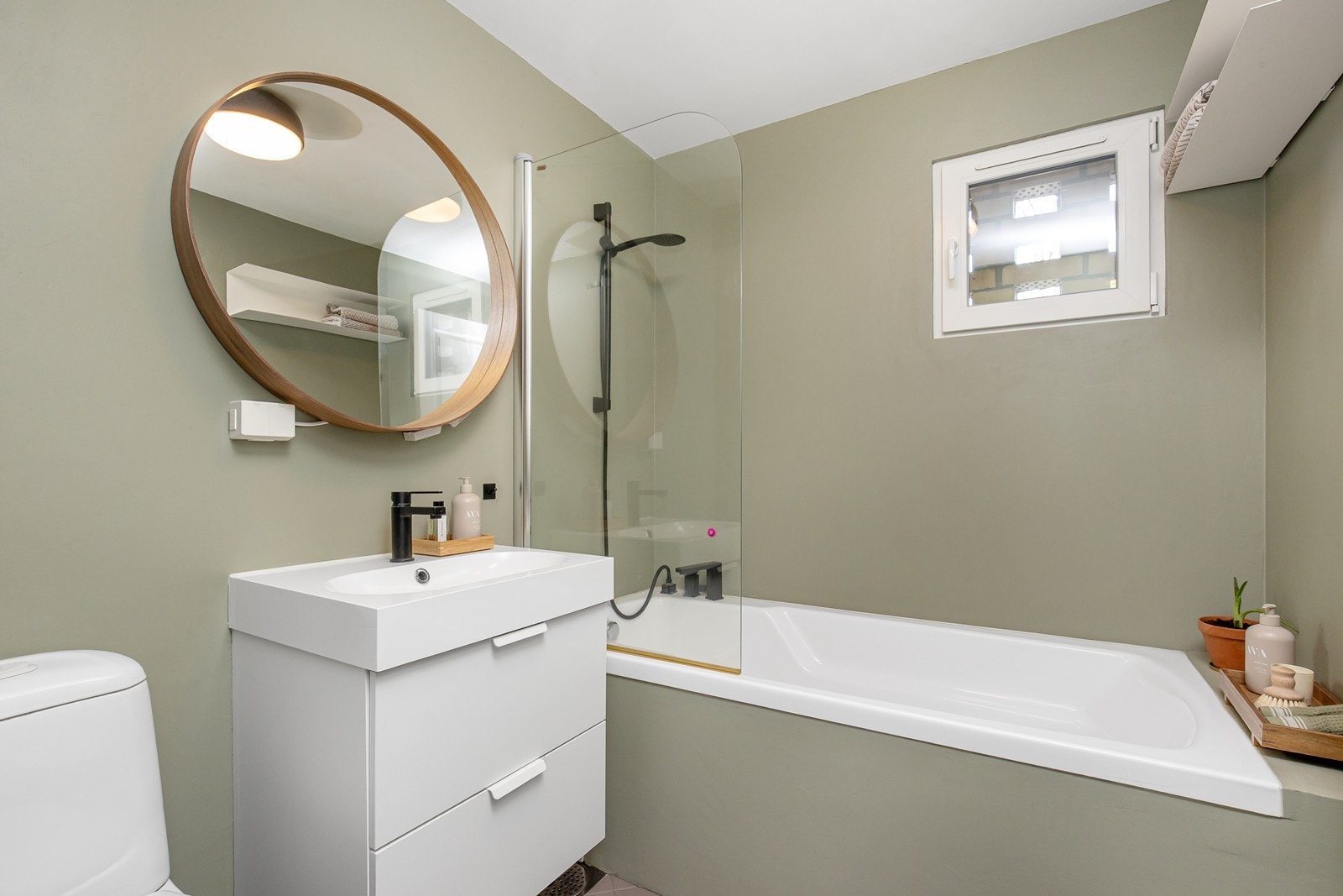 Bad med malte flater på vegg og flislagt gulv med gulvvarme Galleribilde