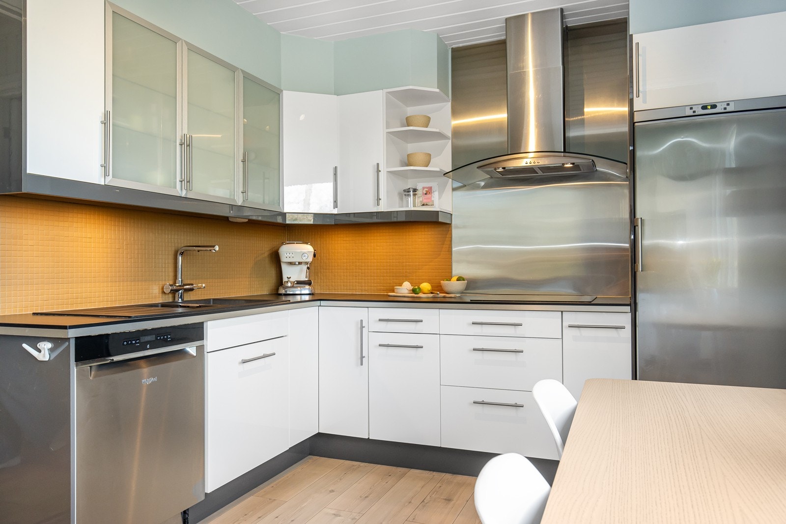 Kjøkkeninnredning fra 201. Stekeovn fra ca 2021/22. Kjøkkenventilator med avtrekk ut fra 2012 Galleribilde