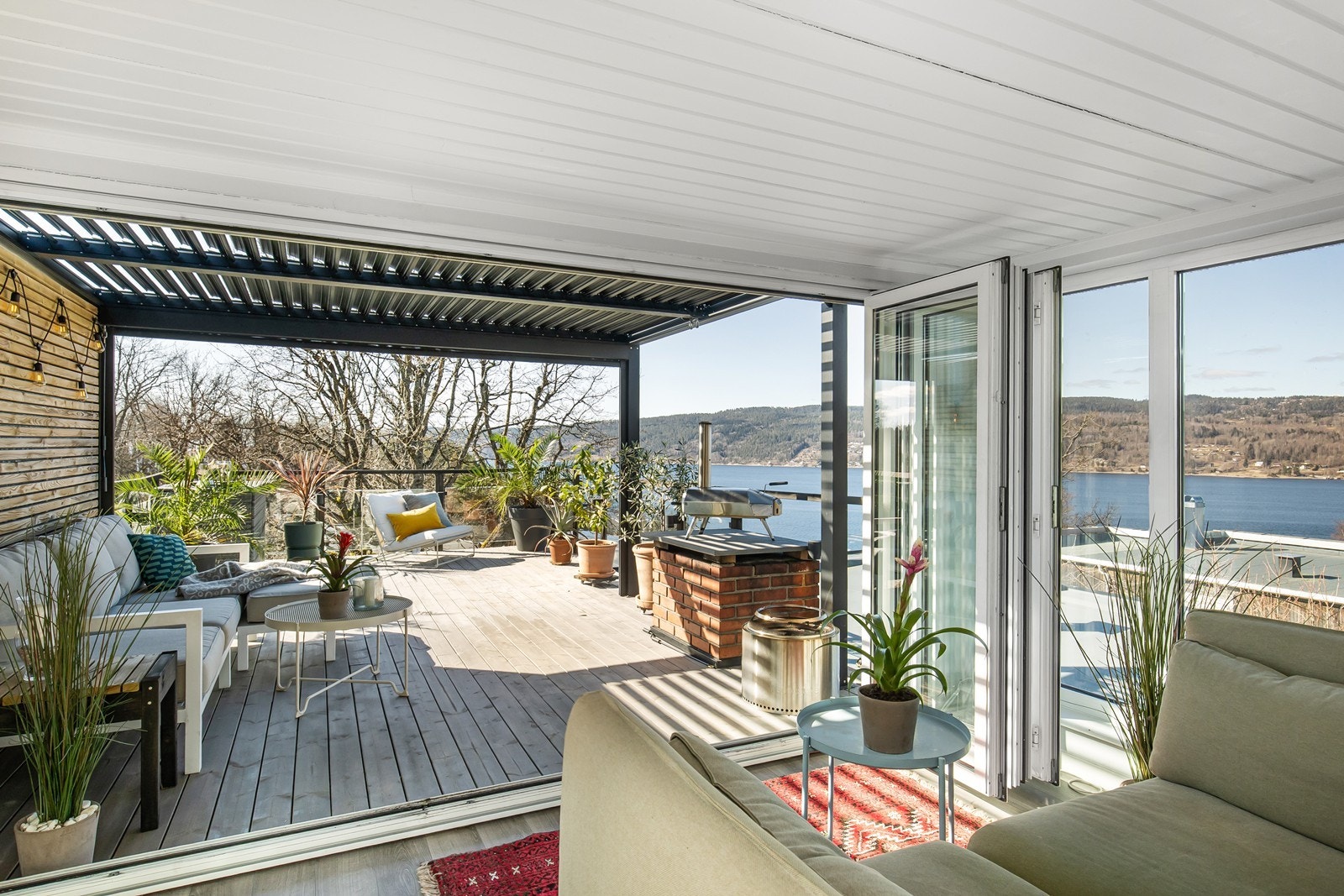 Flott familiebolig med tilbygget stue i 3.etasje fra 2010. Foldedører til takterrasse og fin fjordutsikt Galleribilde