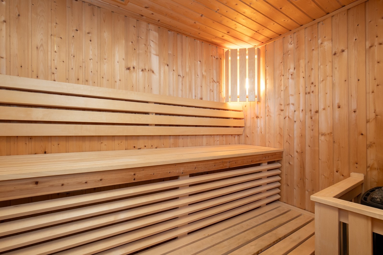 Badstue utstyrt med plassbygde benker og el-badstuovn på 6 kwh. Galleribilde