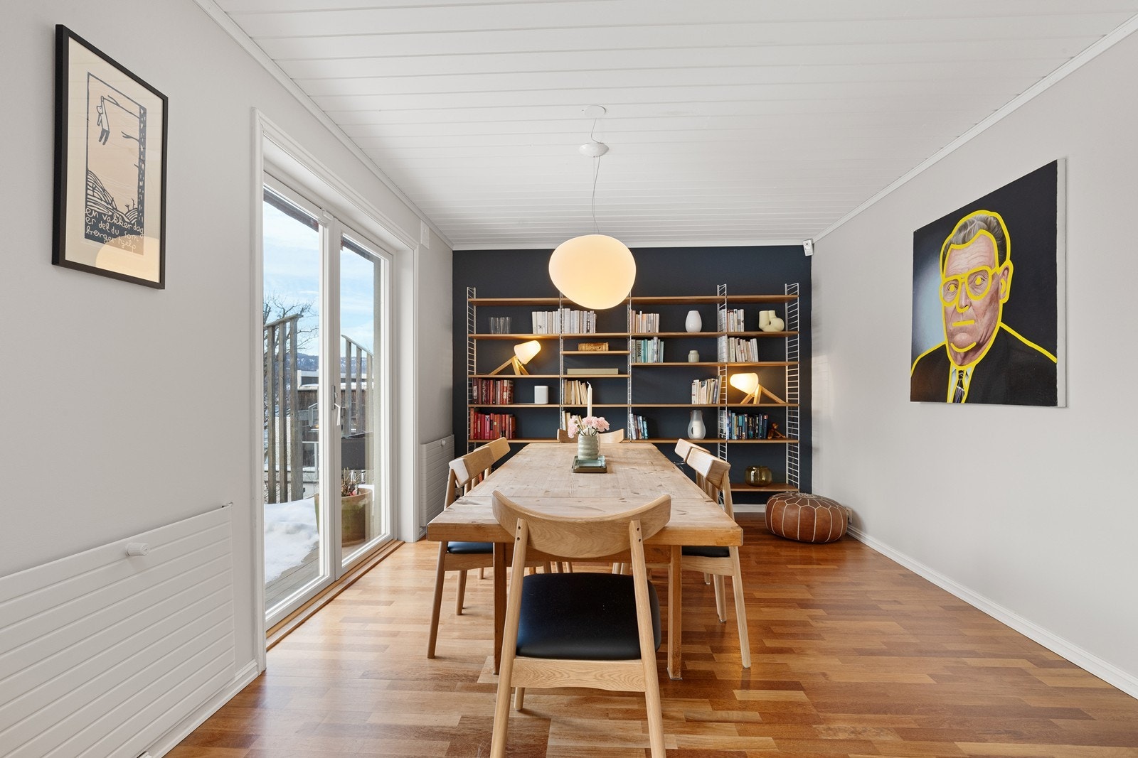 Utgang fra spisestue til stor solrik terrasse Galleribilde