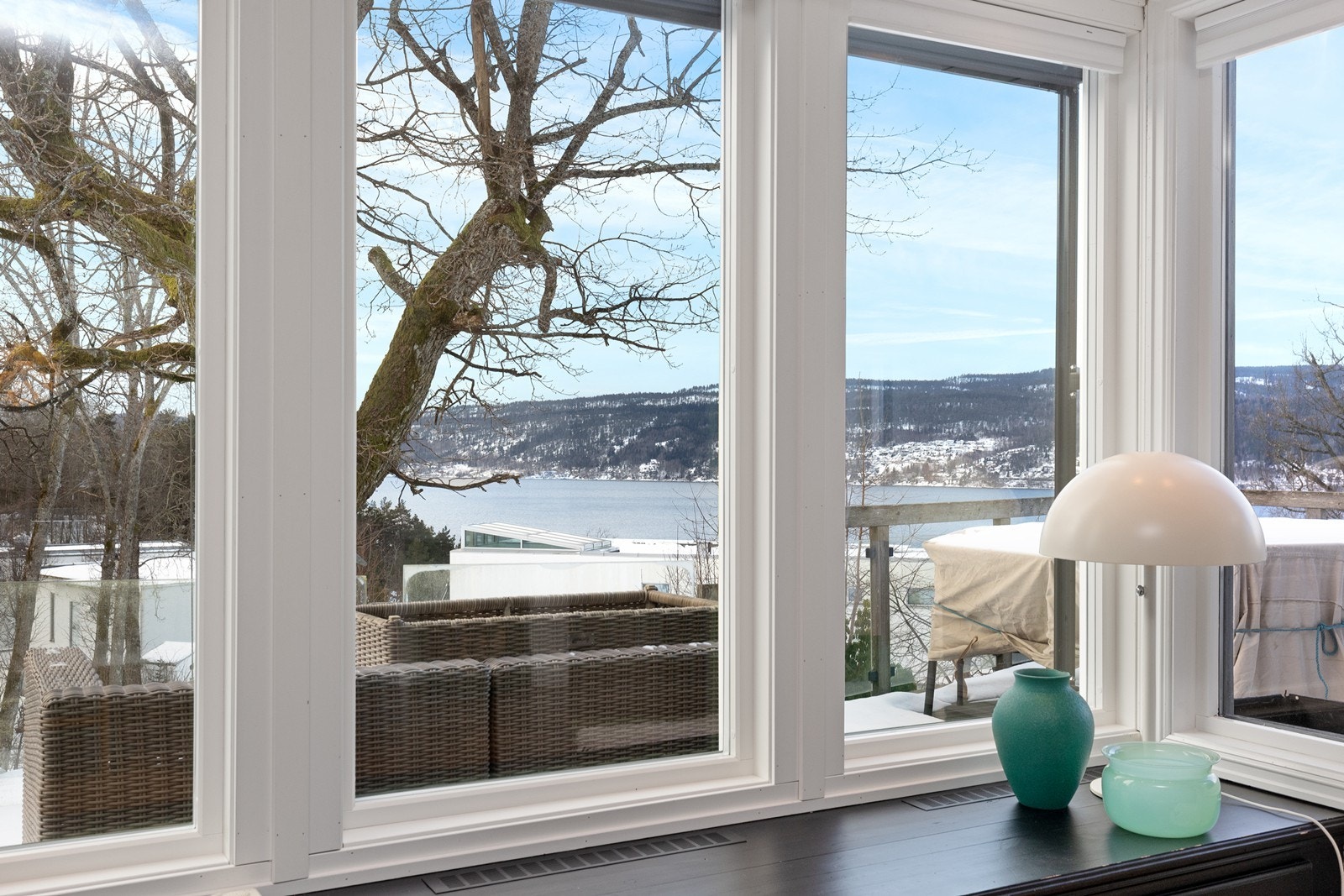 Fra boligen lever du tett på fjorden med nydelig utsikt Galleribilde