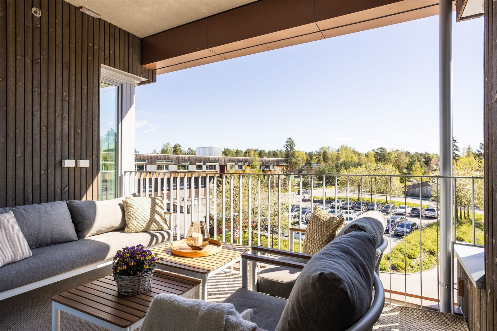 Høytliggende, stor, solrik og overbygget balkong med flott utsyn. Galleribilde