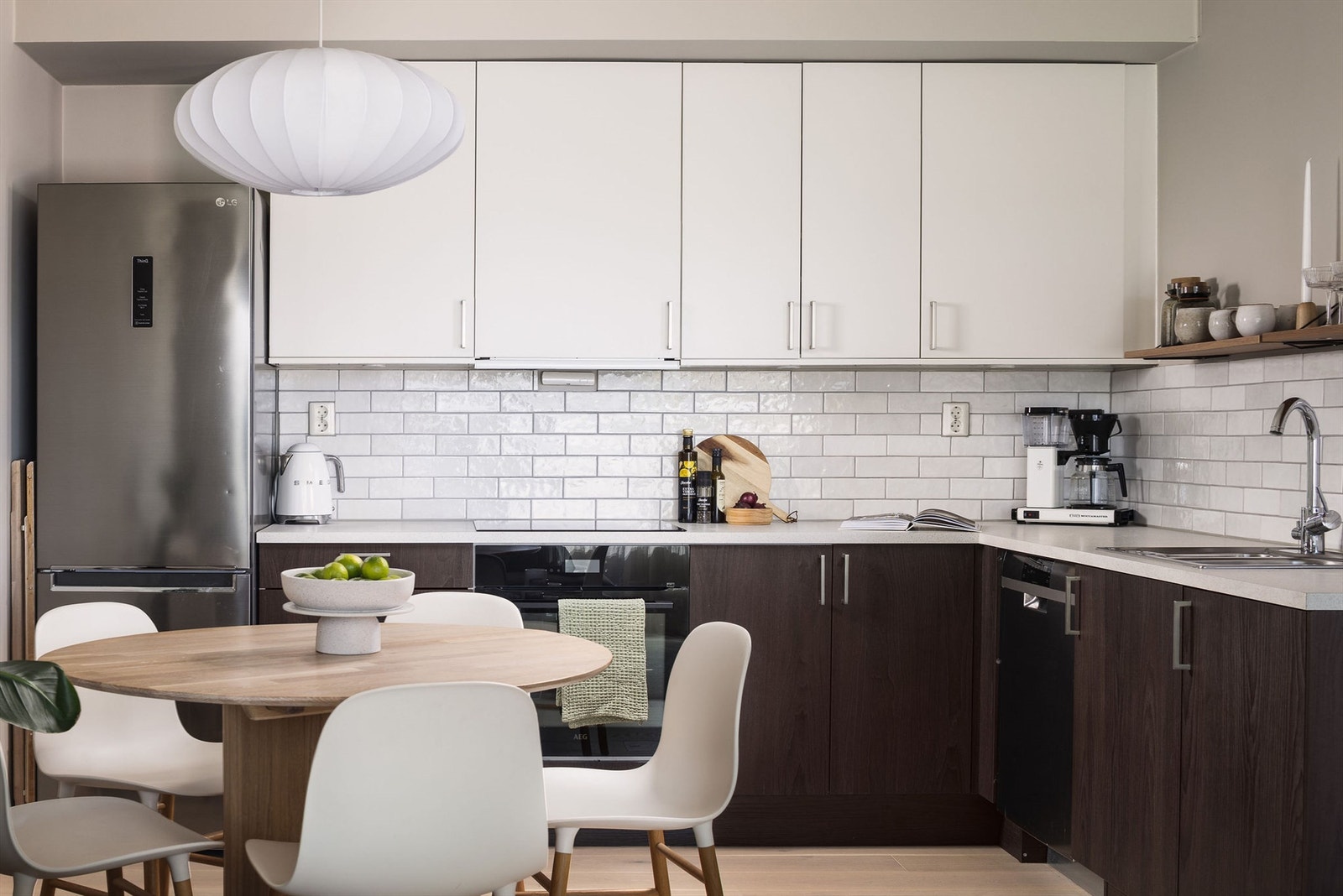 Det praktiske hjørnekjøkkenet utnytter plassen i rommet på en effektiv måte med god skapplass til å oppbevare alt du trenger. Galleribilde