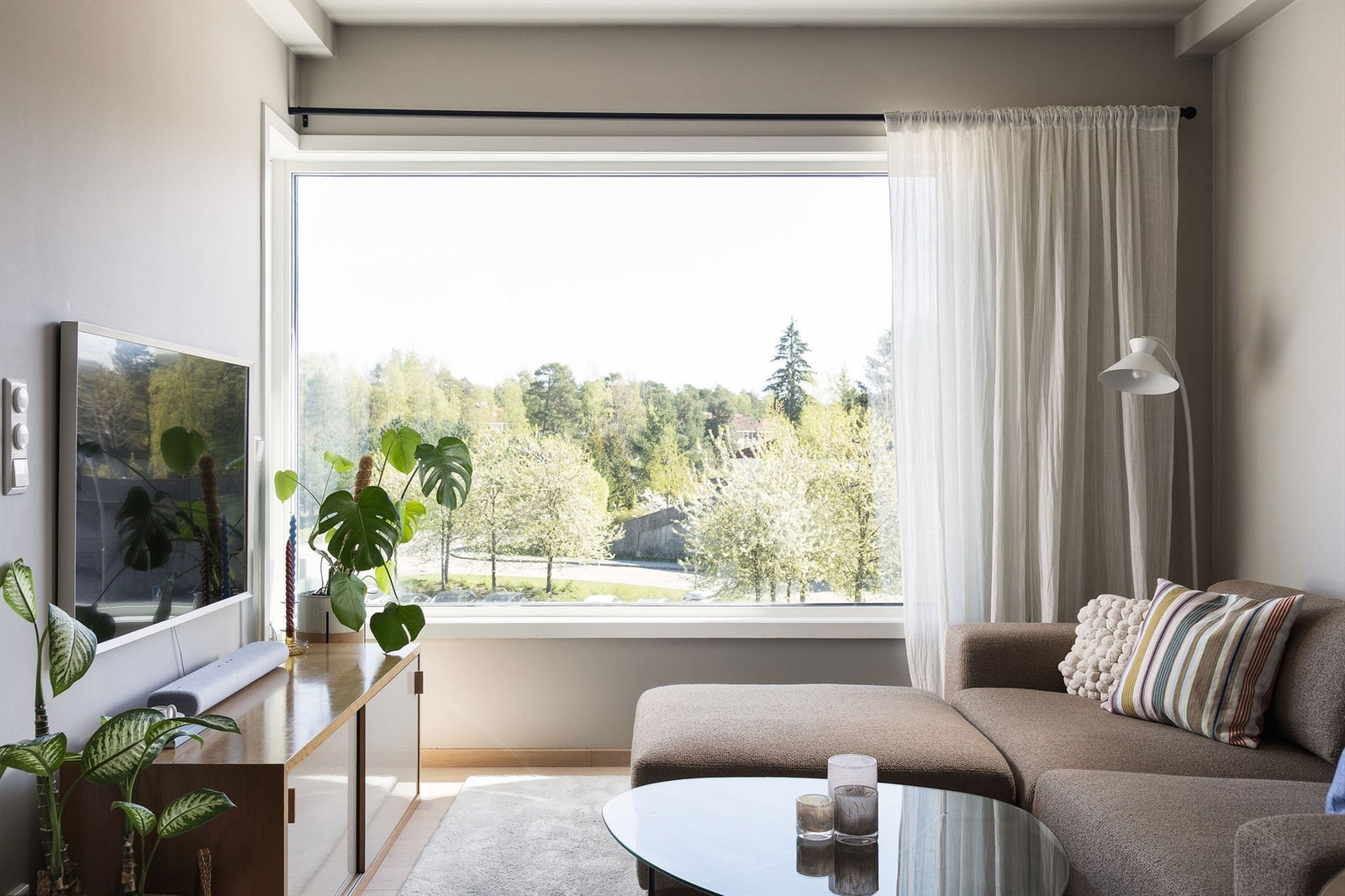 Det store vinduet fyller rommet med naturlig lys, samtidig som den usjenerte, høytliggende beliggenheten gir en avslappende atmosfære. Galleribilde