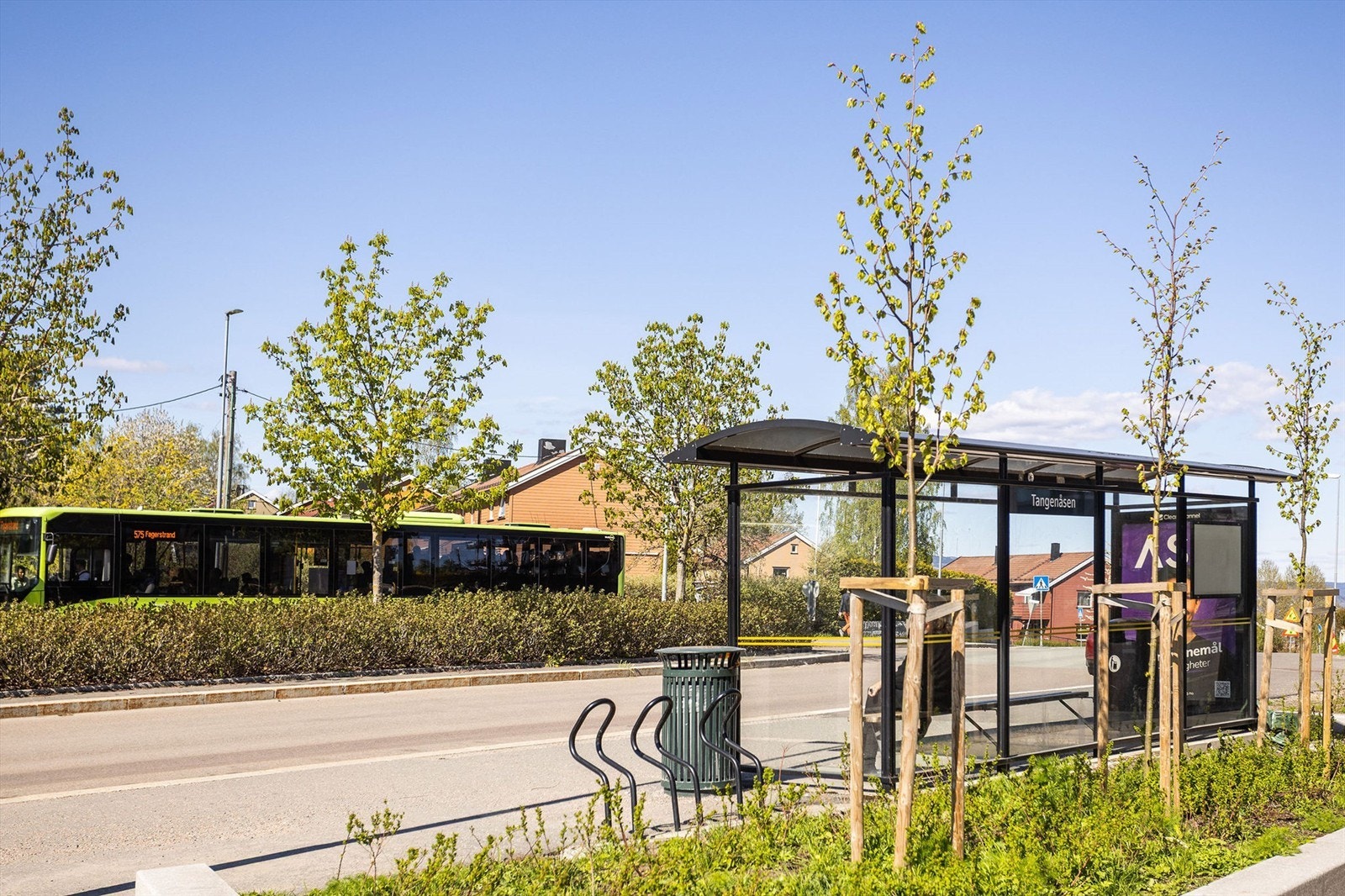 Umiddelbar nærhet til offentlig transport som korresponderer med Nesoddbåten. Kun 1,5 km til Nesoddtangen brygge og båt derfra til Lysaker og Aker brygge. Galleribilde