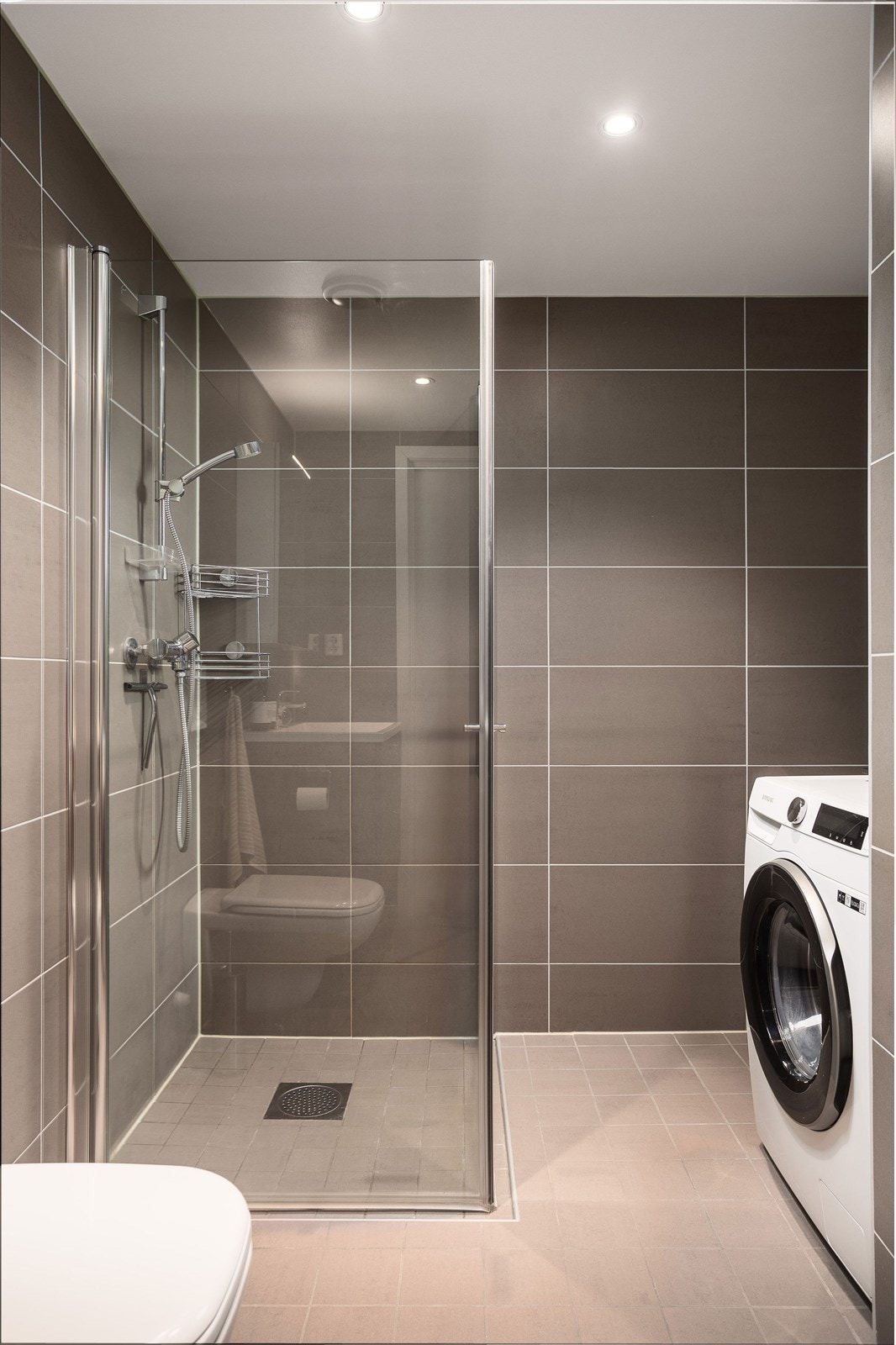 Badet har god plass til vaskemaskin og tørketrommel. Galleribilde