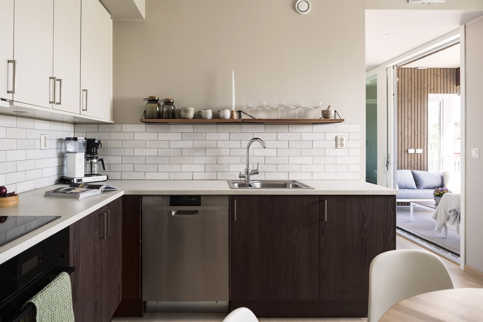 Det moderne og lekre kjøkkeninnredningen gir rommet et flott uttrykk. Galleribilde